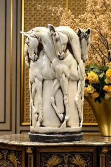 Atlı Vazo Heykeli - Beyaz