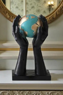 Dünya Tutan El Heykeli - Siyah/Mavi