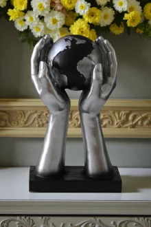 Dünya Tutan El Heykeli - Gümüş/Siyah