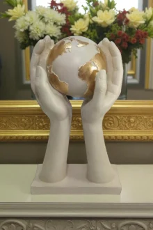 Dünya Tutan El Heykeli - Beyaz/Altın