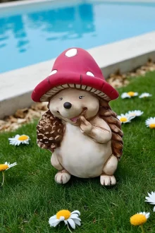 Kozalak Tutan Kirpi Heykeli Biblo