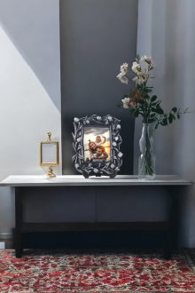 Lale Desenli Polyester Fotoğraf Çerçevesi - Gümüş