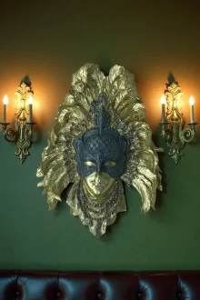 Venedik Maskeli Kadın Duvar Süsü - Altın/Siyah